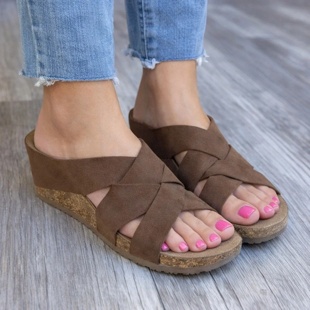 Yokono Brown Leather Criss Cross Wedge Slide Sandals Women's Size 9.5 Spain NWOT